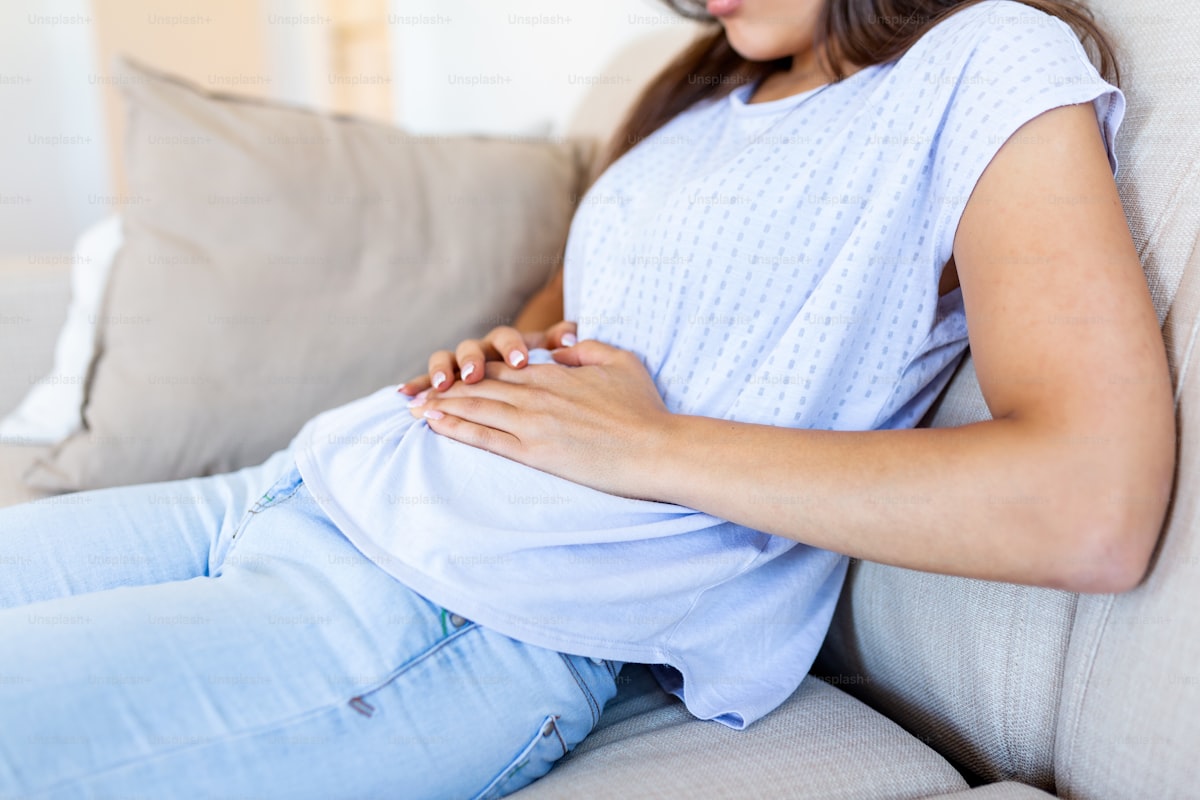Mujer con molestias premenstruales