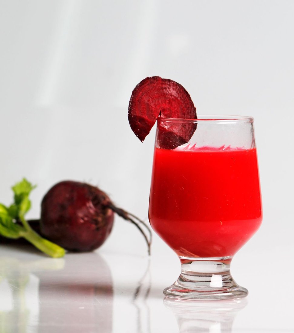 Un vaso de kvass de remolacha